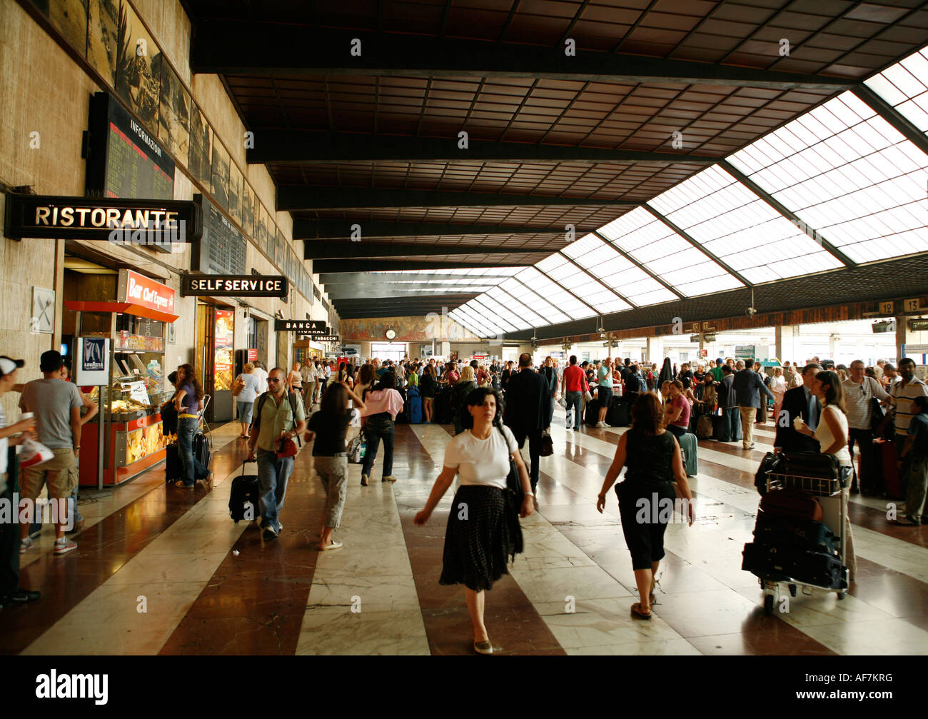 La estación de tren de Florencia, Italia. Firenze Santa Maria Novella  Fotografía de stock - Alamy
