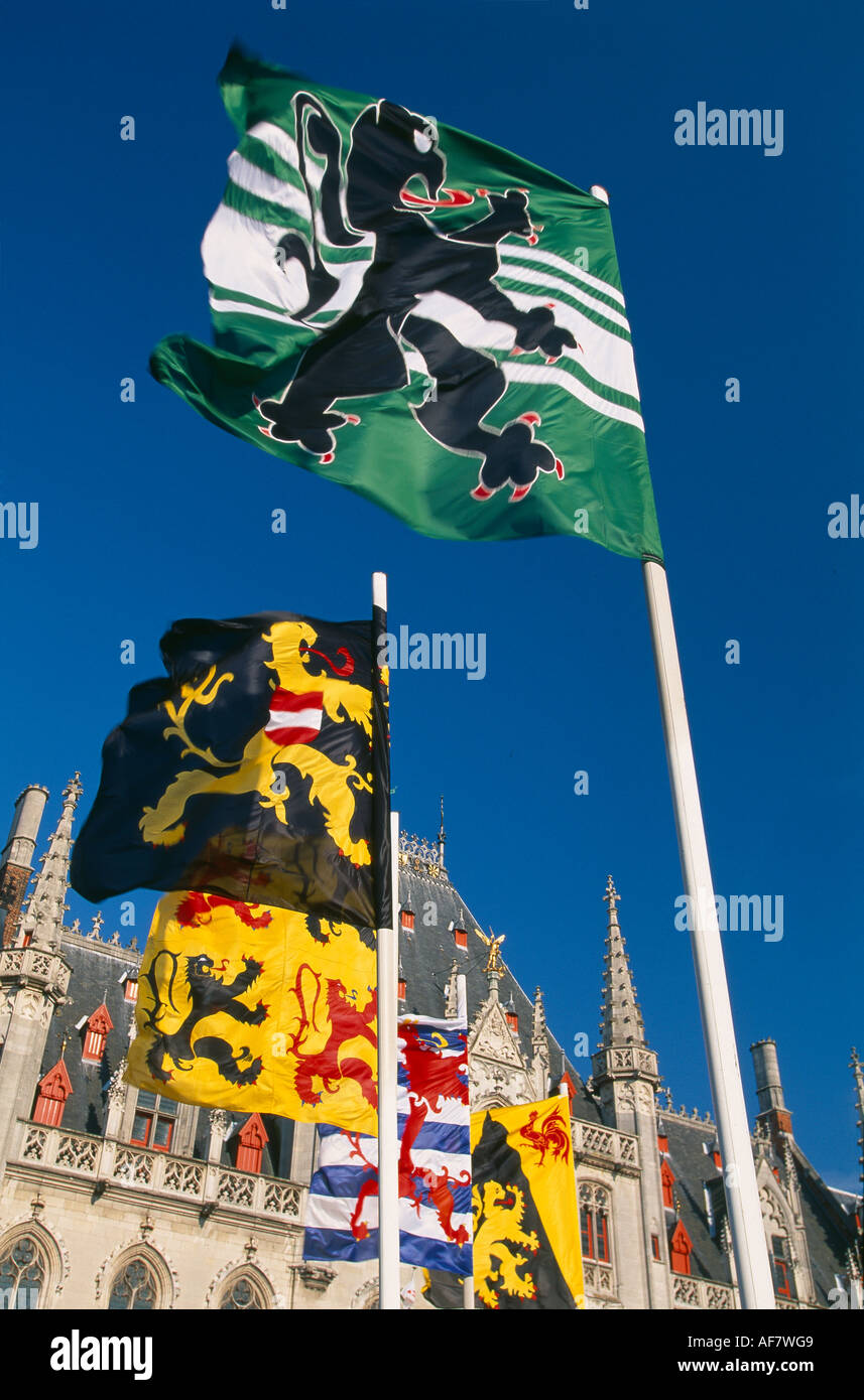 Banderas en el Markt, con sus torres campanarios Brugge Bélgica Foto de stock