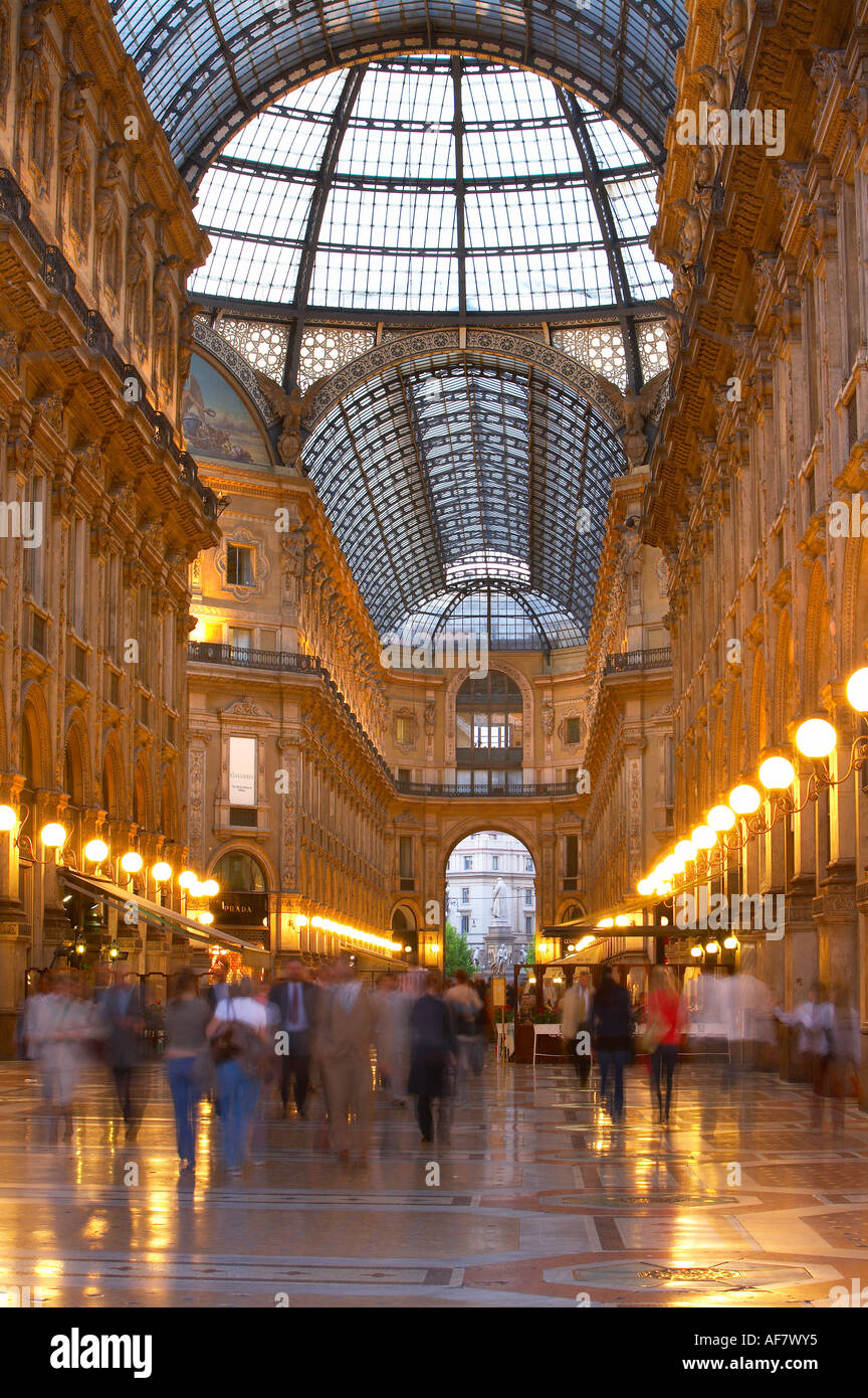 La Galleria Vittorio Emanuele II, el primer shopping mall Milan Italia  Fotografía de stock - Alamy
