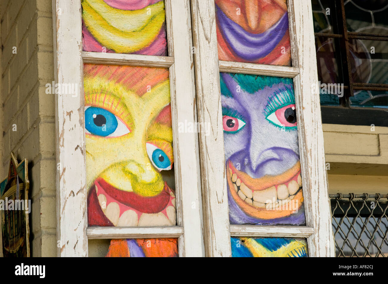 Ventanas pintadas en el Barrio Francés de Nueva Orleans, Luisiana. Foto de stock