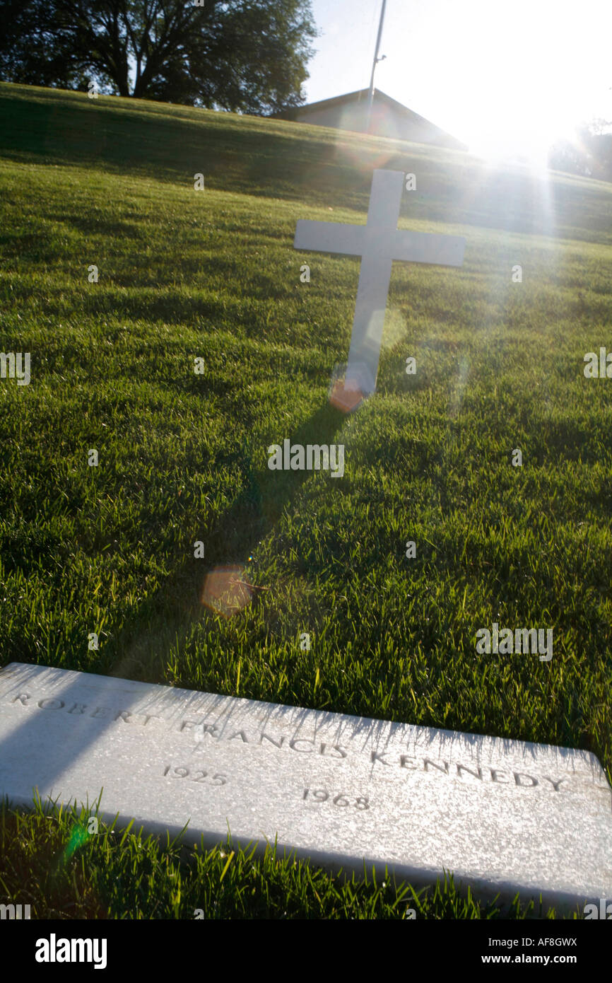 La tumba de Robert F. Kennedy en la luz del sol, Arlington, Virginia, EE.UU. Foto de stock