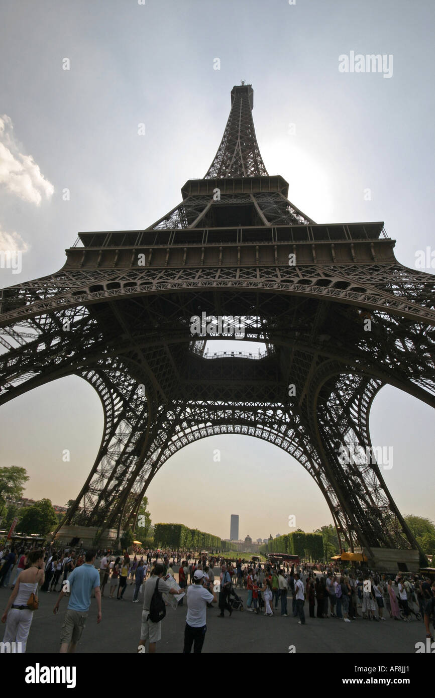 Una fotografía de stock de la Torre Eiffel desde abajo en el verano Foto de stock