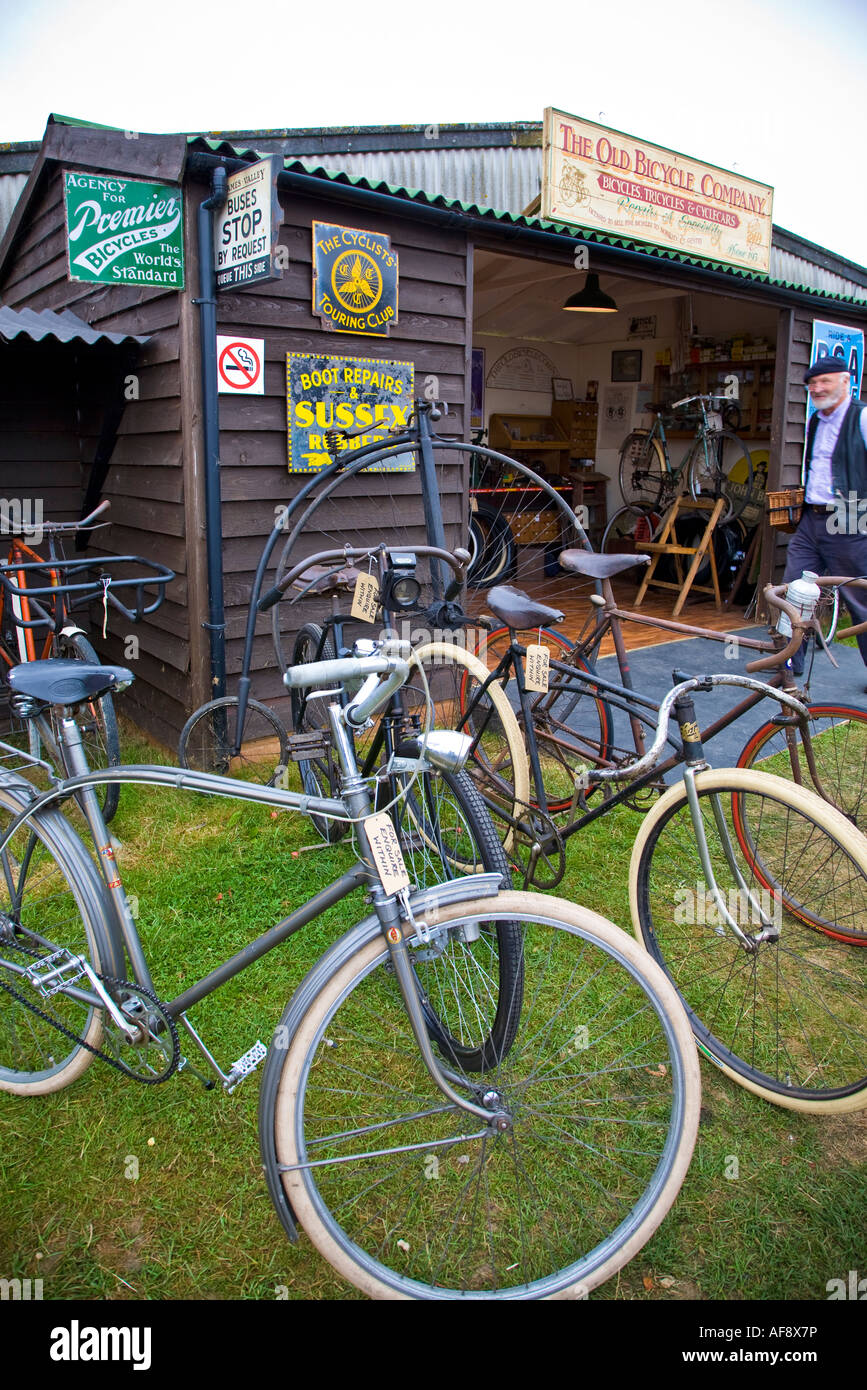 Vintage tienda de bicicletas en el Goodwood Revival West Sussex, UK 2007 Foto de stock