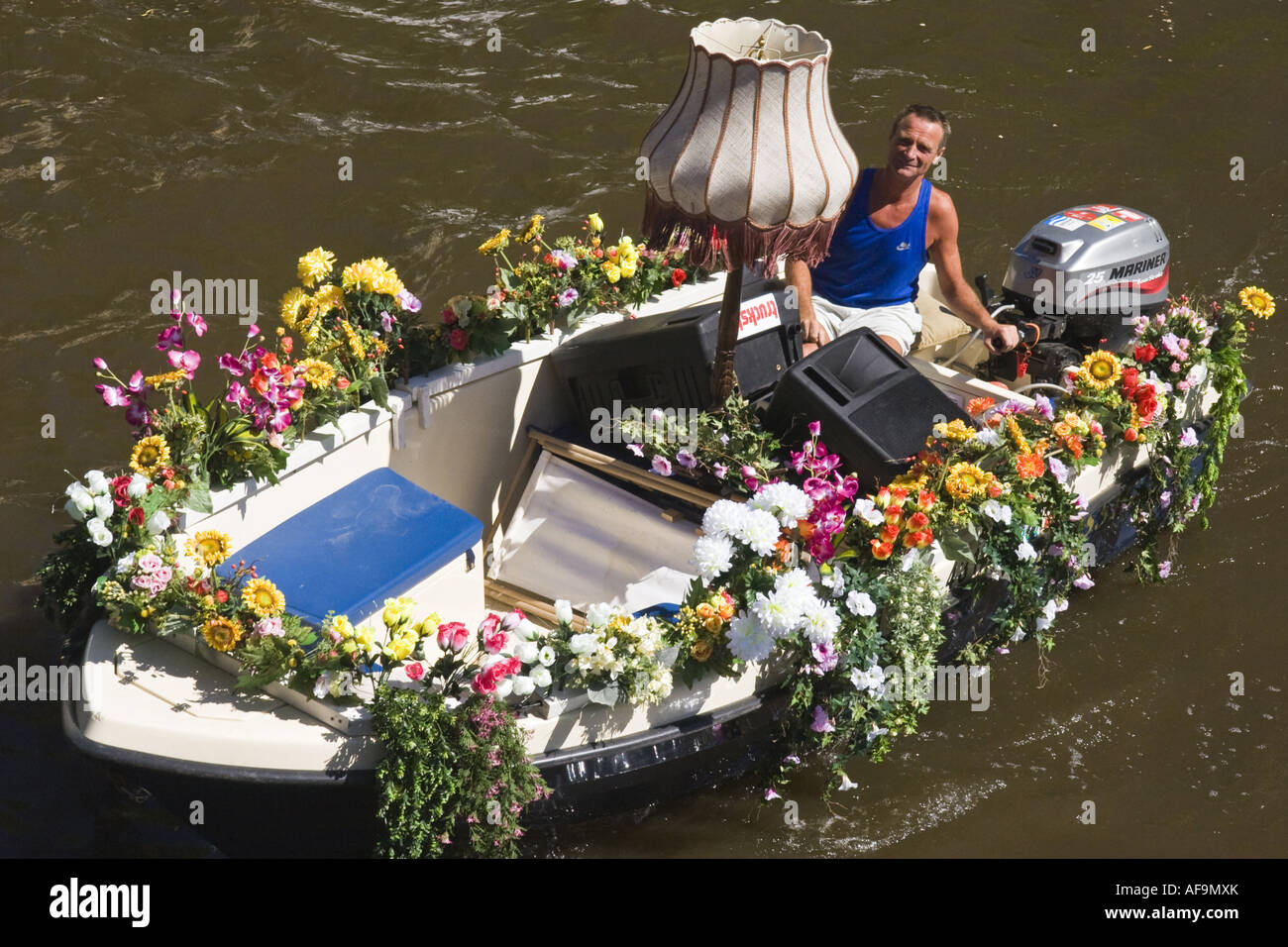 Barco decorado con flores fotografías e imágenes de alta resolución - Alamy