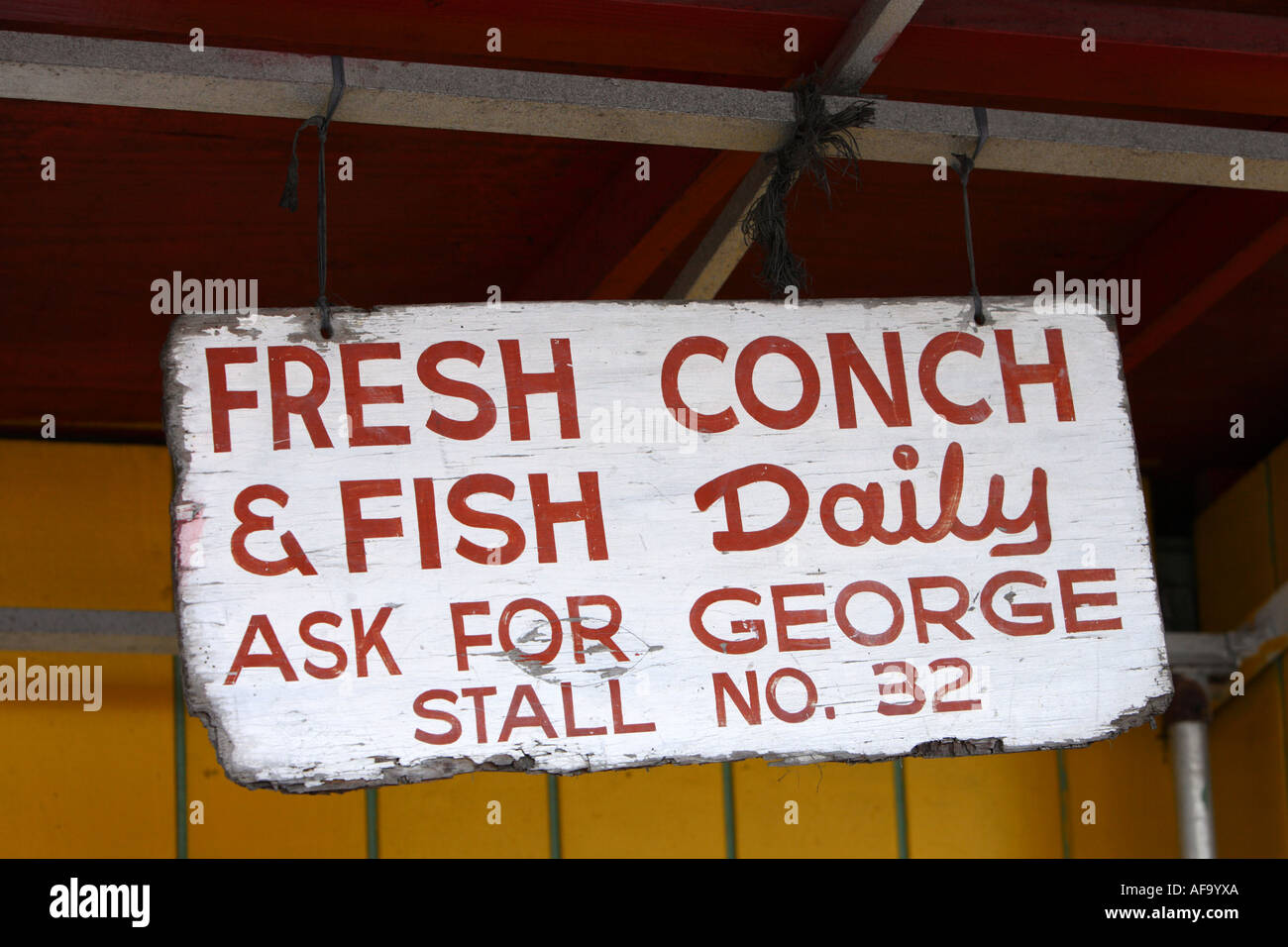 Signo de concha fresca y pescado en Potters Cay, Nassau, New Providence, Bahamas. Foto de stock