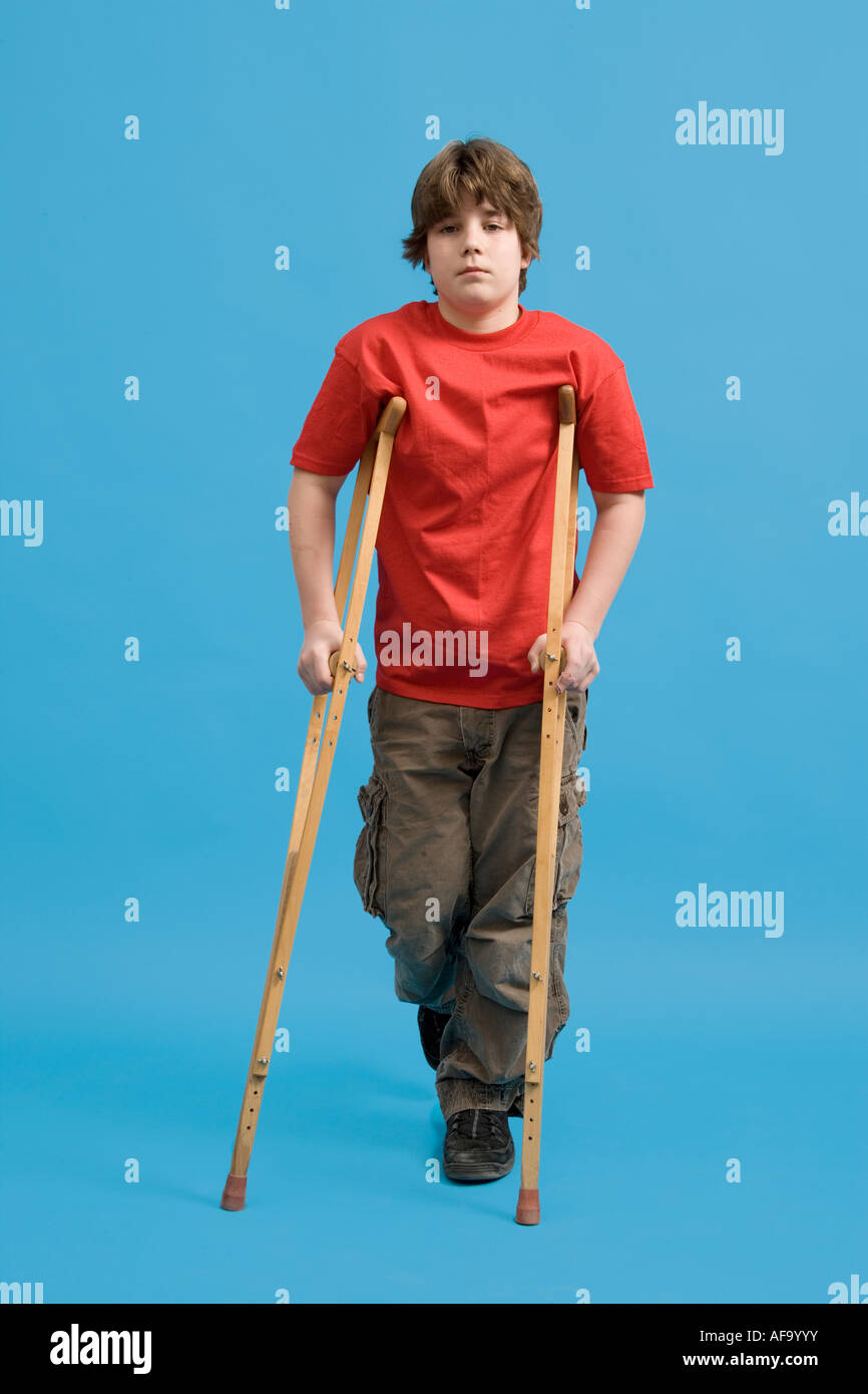 Niño caminando con muletas fotografías e imágenes de alta resolución - Alamy