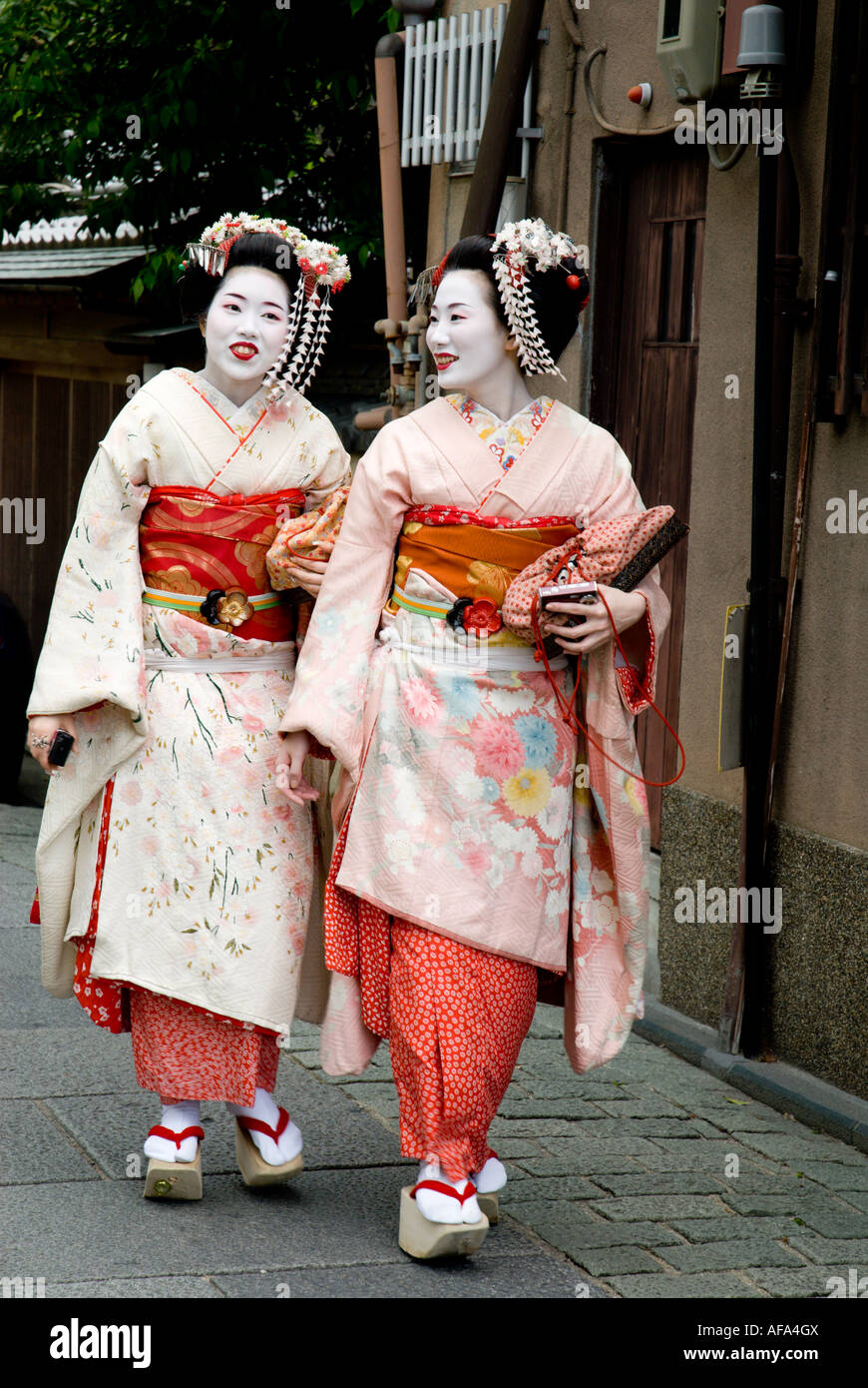 Los turistas japoneses vestidos como maiko o aprendices de geisha, en las calles de Gion, en Kioto, Japón Foto de stock