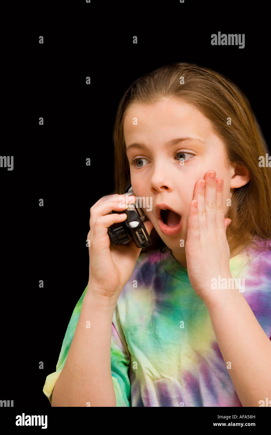 Niña de 10 años hablando por un teléfono móvil Fotografía de stock - Alamy