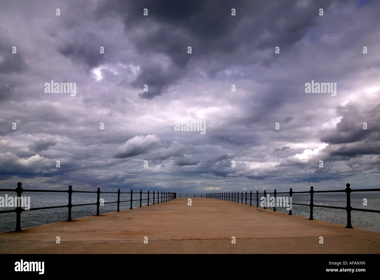 Nubes de tormenta formándose sobre un muelle vacío Foto de stock