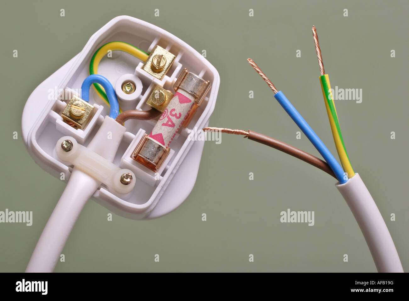 Enchufe de tres clavijas en el Reino Unido el fusible de 3 amperios  Fotografía de stock - Alamy