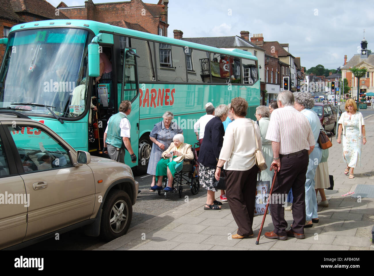 Viajeros mayores de embarque "Barnes' tour bus, Henley-on-Thames, Oxfordshire, Inglaterra, Reino Unido Foto de stock