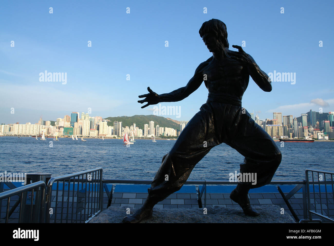Estatua de Bruce Lee en Tsimshatsui East Star Avenue Kowloon Hong Kong China Foto de stock