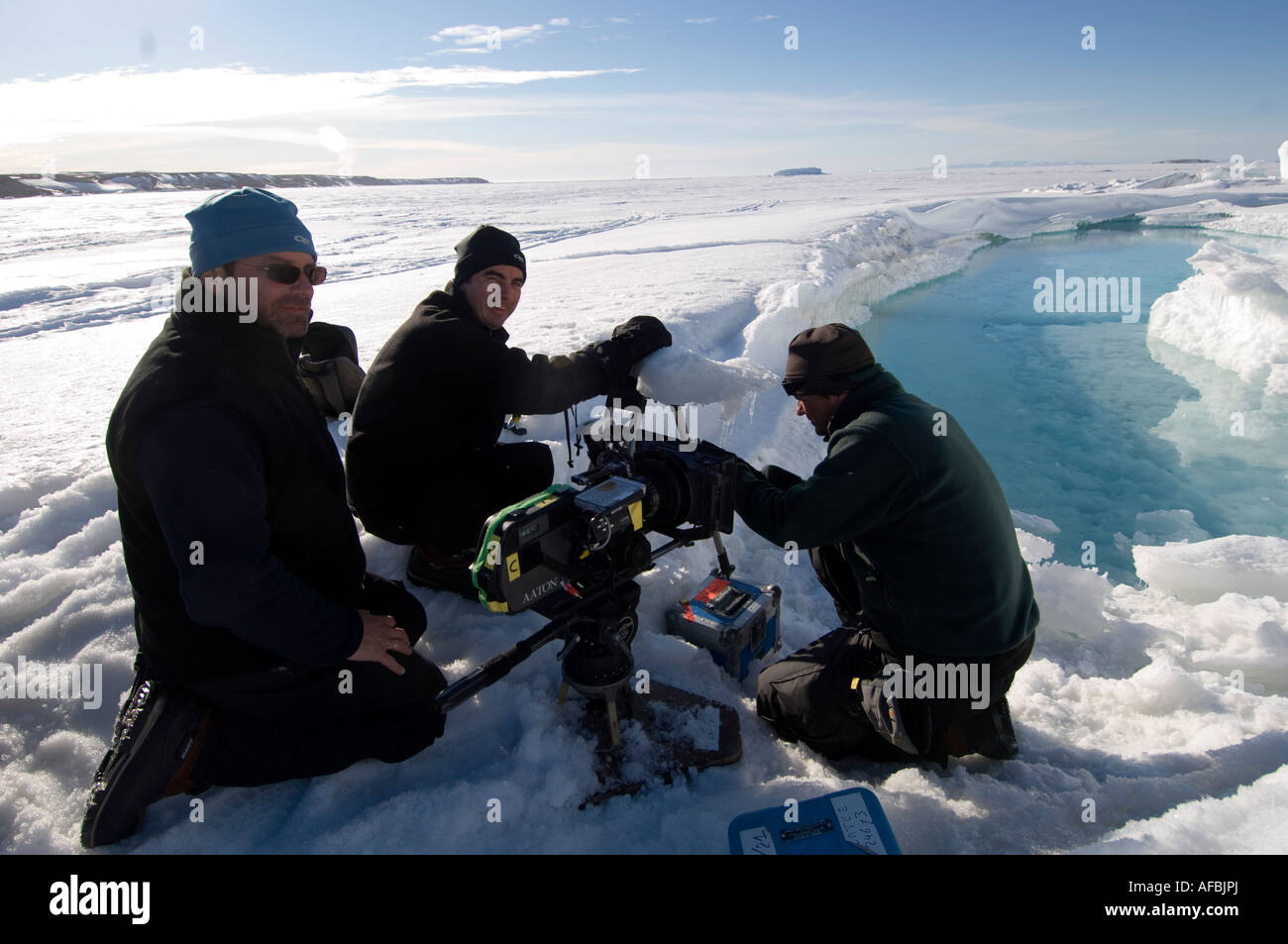 Trabajo de la tripulación en película de 35mm en el alto Ártico canadiense con cámara Aaton. Durante el rodaje de los océanos-,Galatee Disneynature films movi Foto de stock