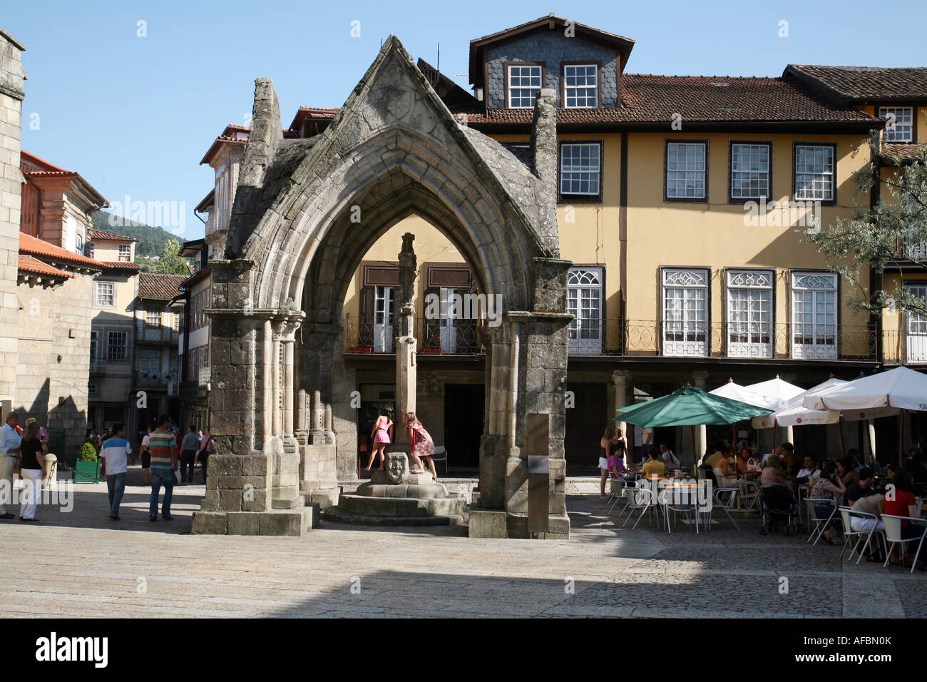 Largo da Oliveira, Old Town, Guimaraes, el Norte de Portugal Foto de stock
