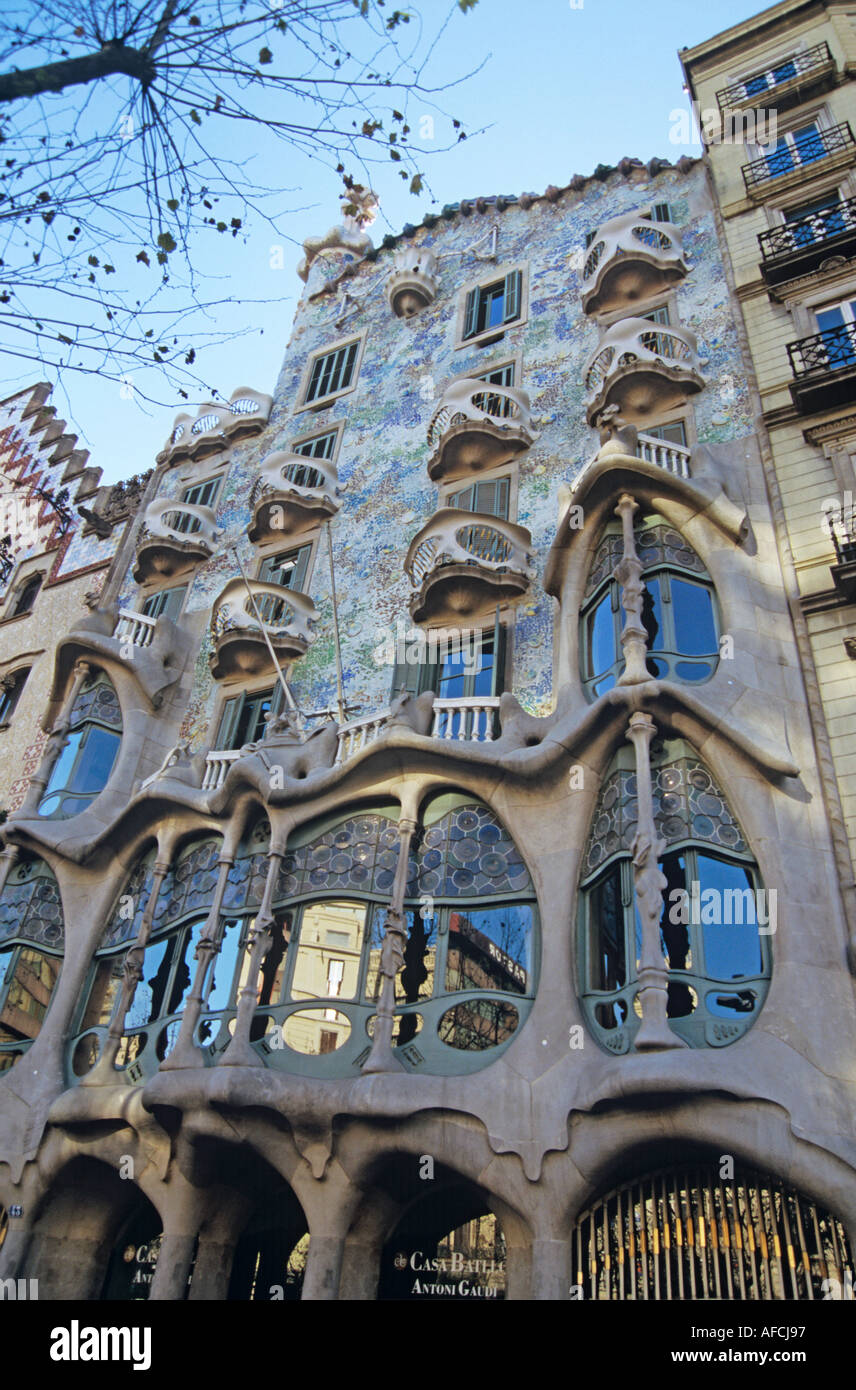 La fachada modernista de Antoni Gaudí, La Casa Batlló en Passeig de Gràcia de Barcelona. Foto de stock