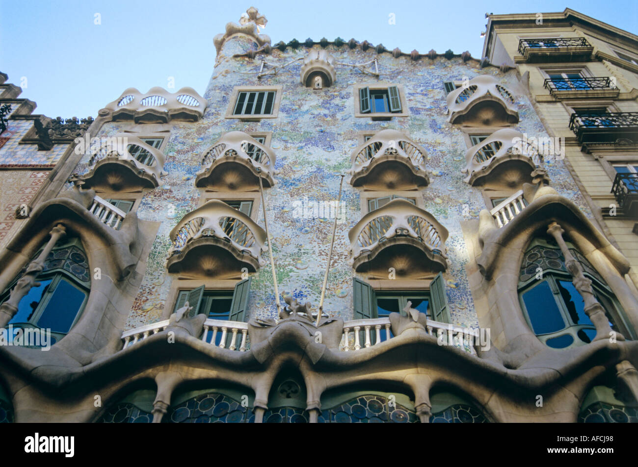 Antoni Gaudí, La Casa Batlló en Barcelona, en el Passeig de Gràcia, con su impresionante fachada modernista Foto de stock