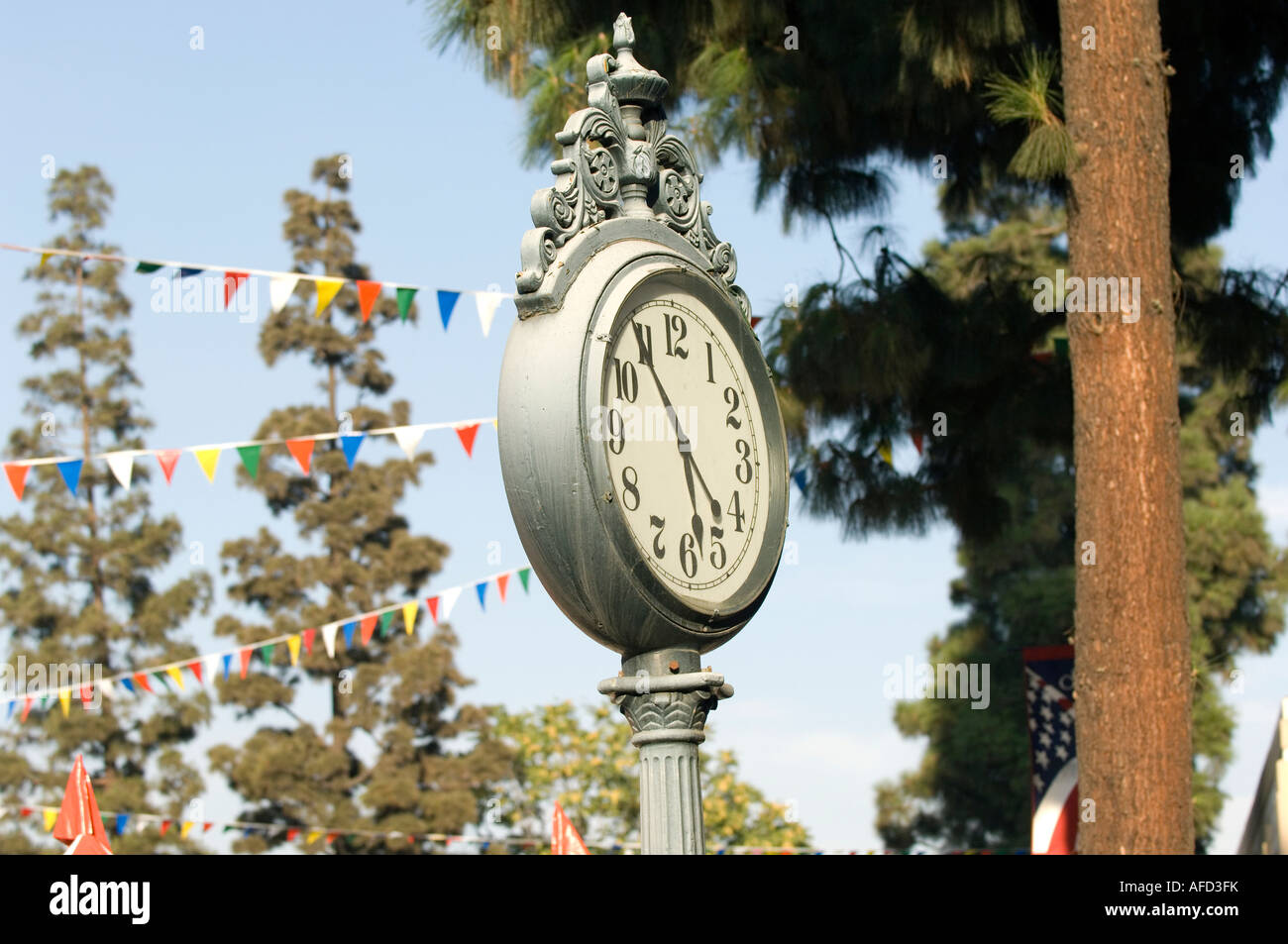 El reloj público en el centro de la ciudad de Orange, California en el círculo permite a los visitantes y turistas conocer el tiempo. Foto de stock