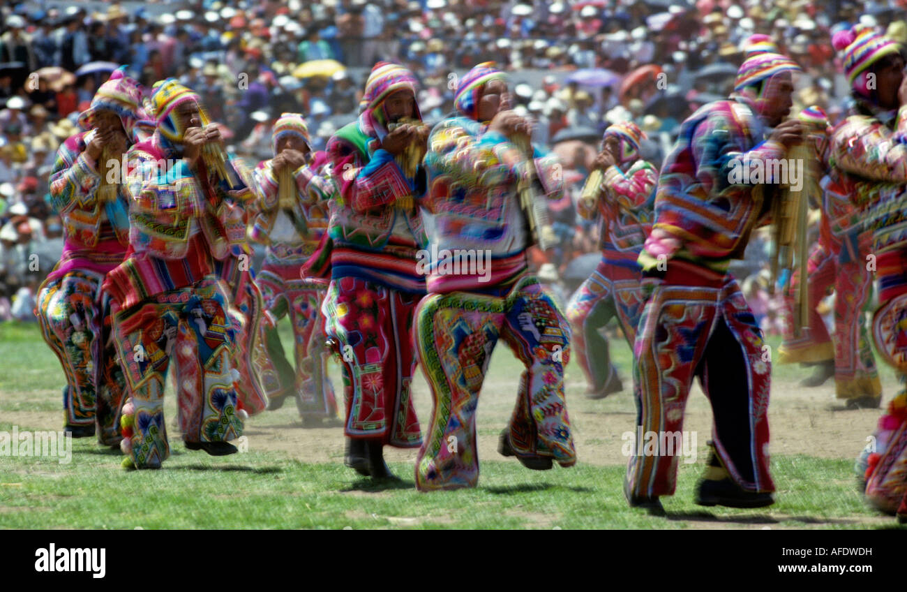Siku rondador indio jugadores festival de folklore de la virgen de la calendaria la ciudad de Puno, Perú Foto de stock