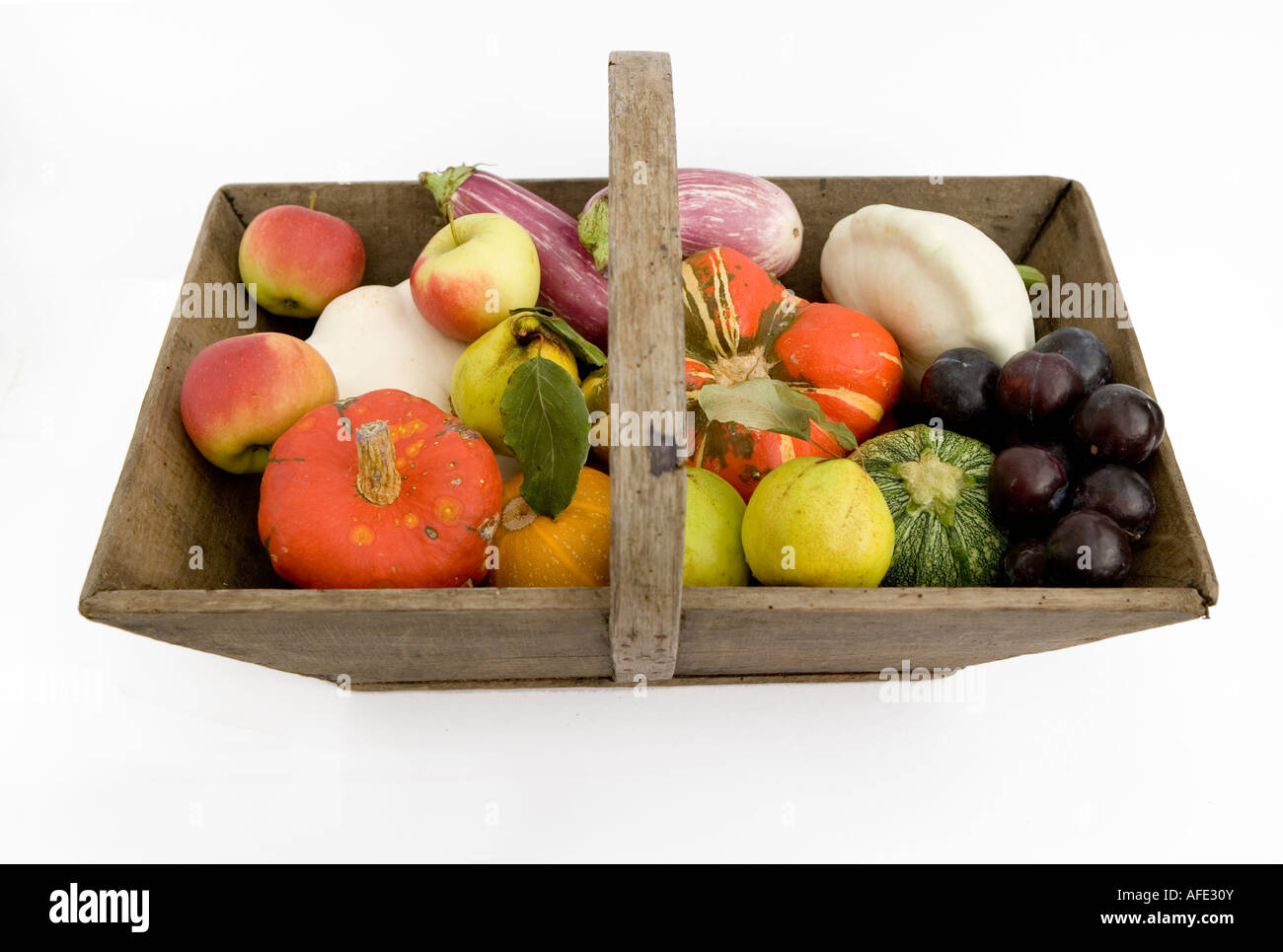 Festival de la cosecha selección de frutas de temporada y vegtables presentados en una madera o trug cesta Foto de stock