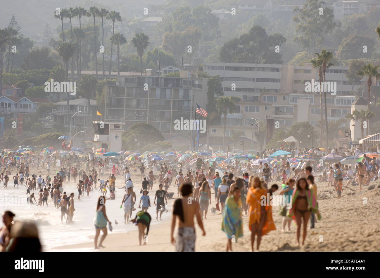 Miles de bañistas acuden a Laguna Beach, California para el 4 de julio. Foto de stock