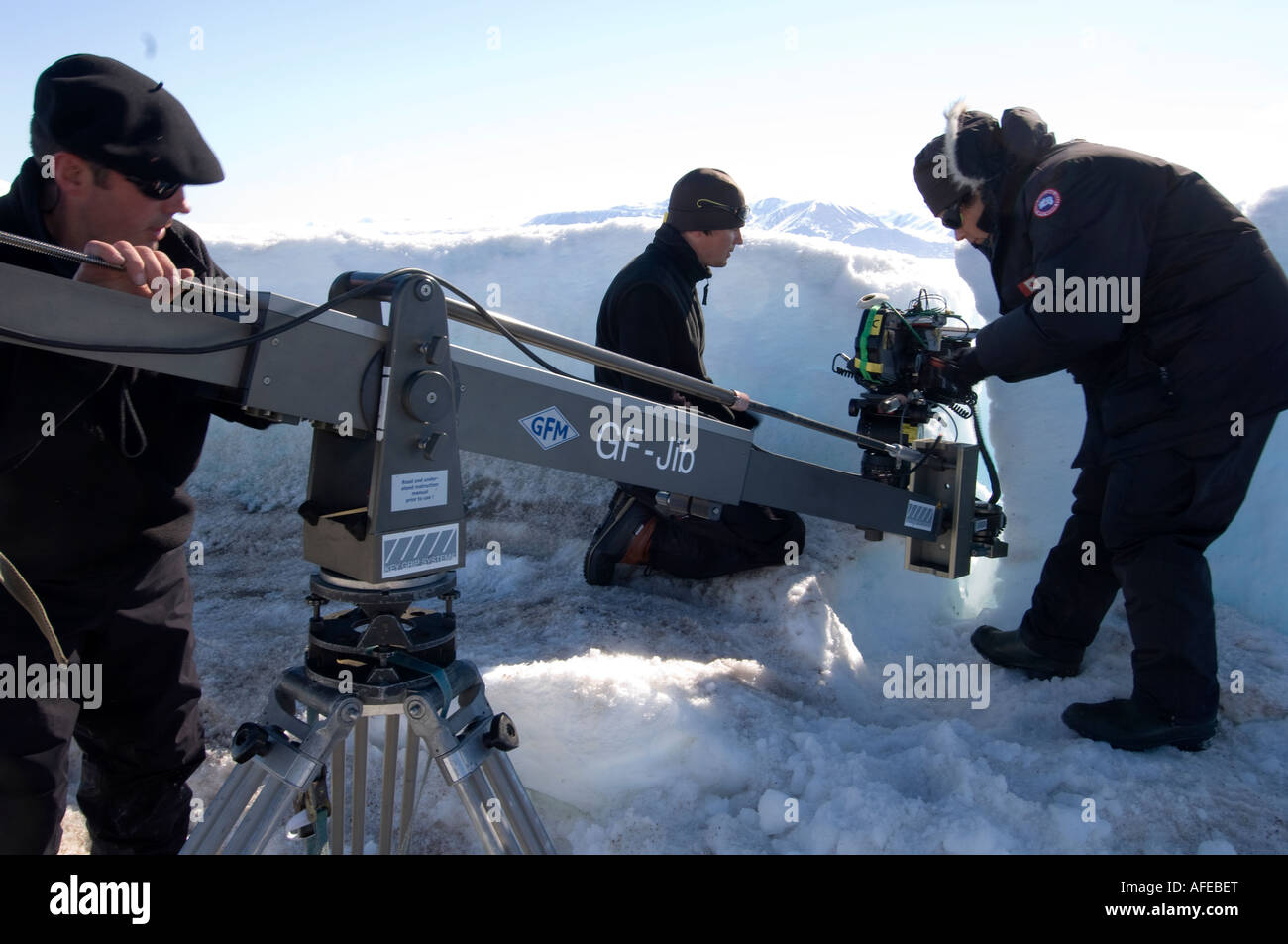 Film crew trabajando en el alto Ártico primavera con 35mm Aaton cámara utilizando Gib brazo. El rodaje de la primavera de desintegración y fundir. Foto de stock