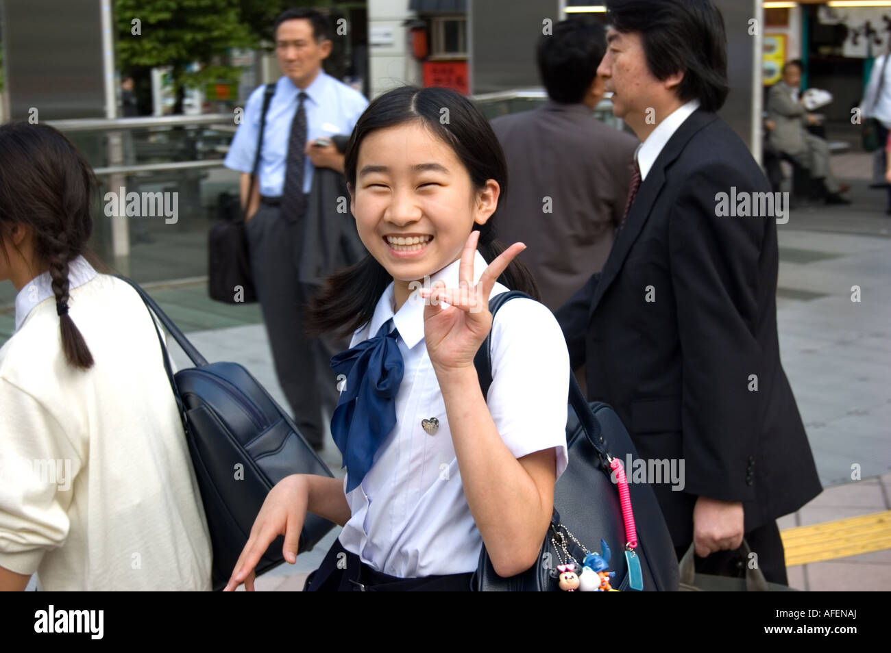 Niña de la escuela japonesa parpadea el letrero de paz Tokio JAPÓN  Fotografía de stock - Alamy