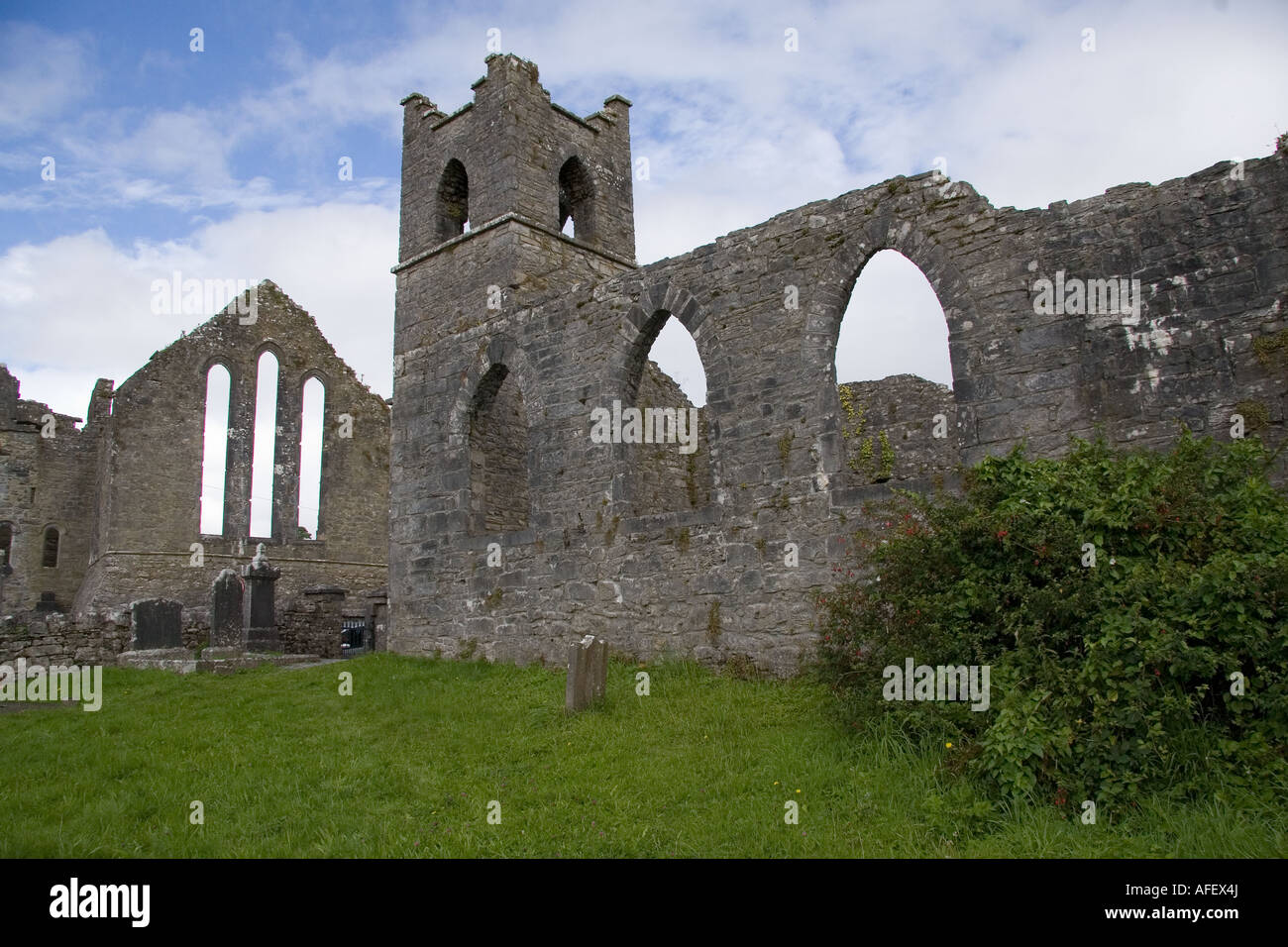 El Cong Abbey con la Iglesia en ruinas, en el condado de Mayo, Irlanda Foto de stock