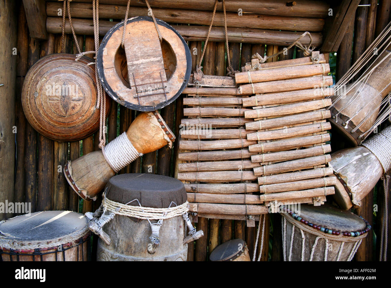Los tambores africanos e instrumentos musicales hechos de madera y cuero  con un ángulo de visión Fotografía de stock - Alamy