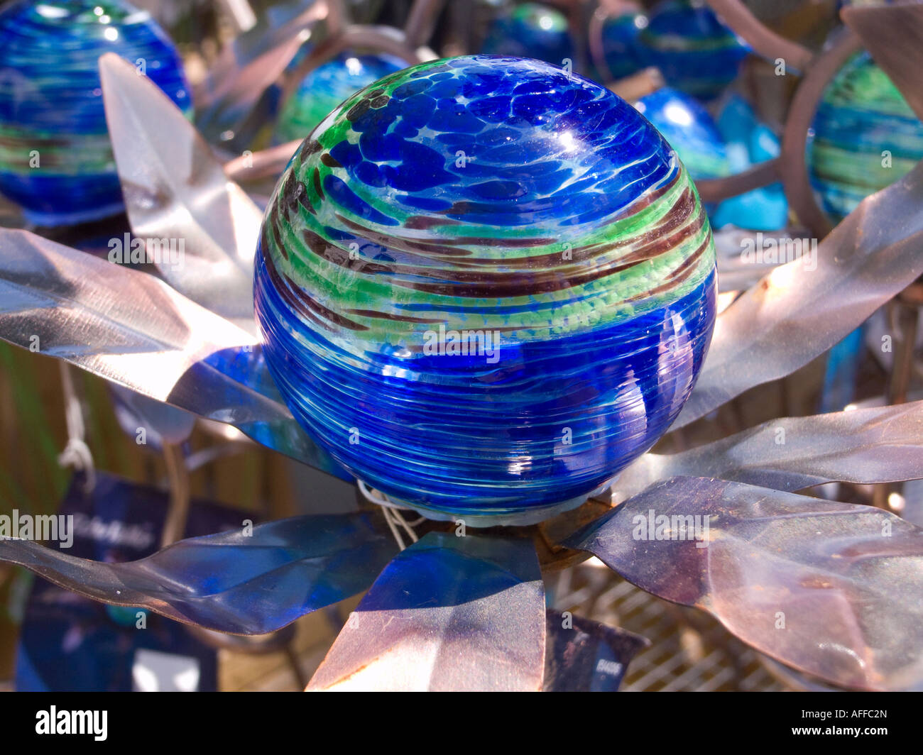Adorno de esfera de metal fotografías e imágenes de alta resolución - Alamy