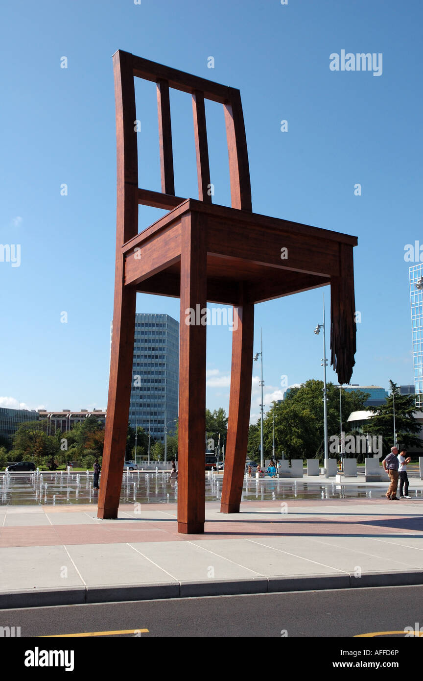 Silla rota gigante escultura de Daniel Berset, Ginebra, Suiza, en
