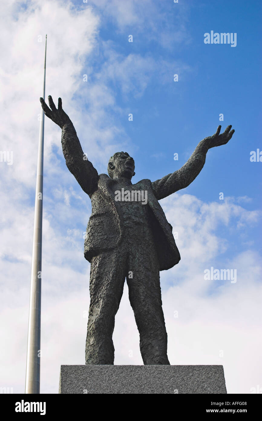 Estatua de Jim Larkin el dirigente sindical O Connell Street Dublin en el fondo se puede ver la Torre de Dublín Foto de stock