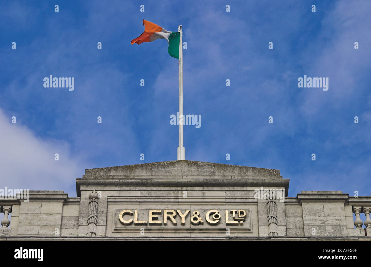 La bandera irlandesa sobrevolar Clery y Co Ltd, la famosa tienda en O'Connell Street Dublin Foto de stock