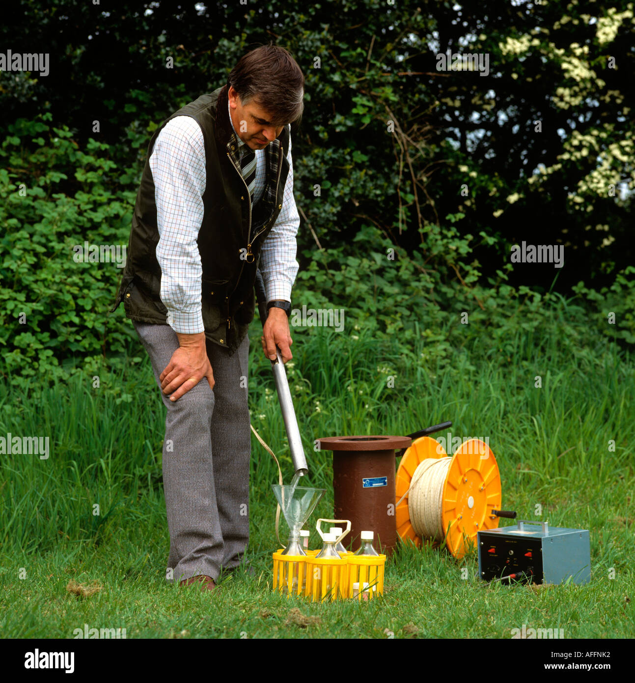 Responsable de la Agencia de Medio Ambiente Medio ambiente tomando muestras  de agua de un pozo de sondeo Fotografía de stock - Alamy