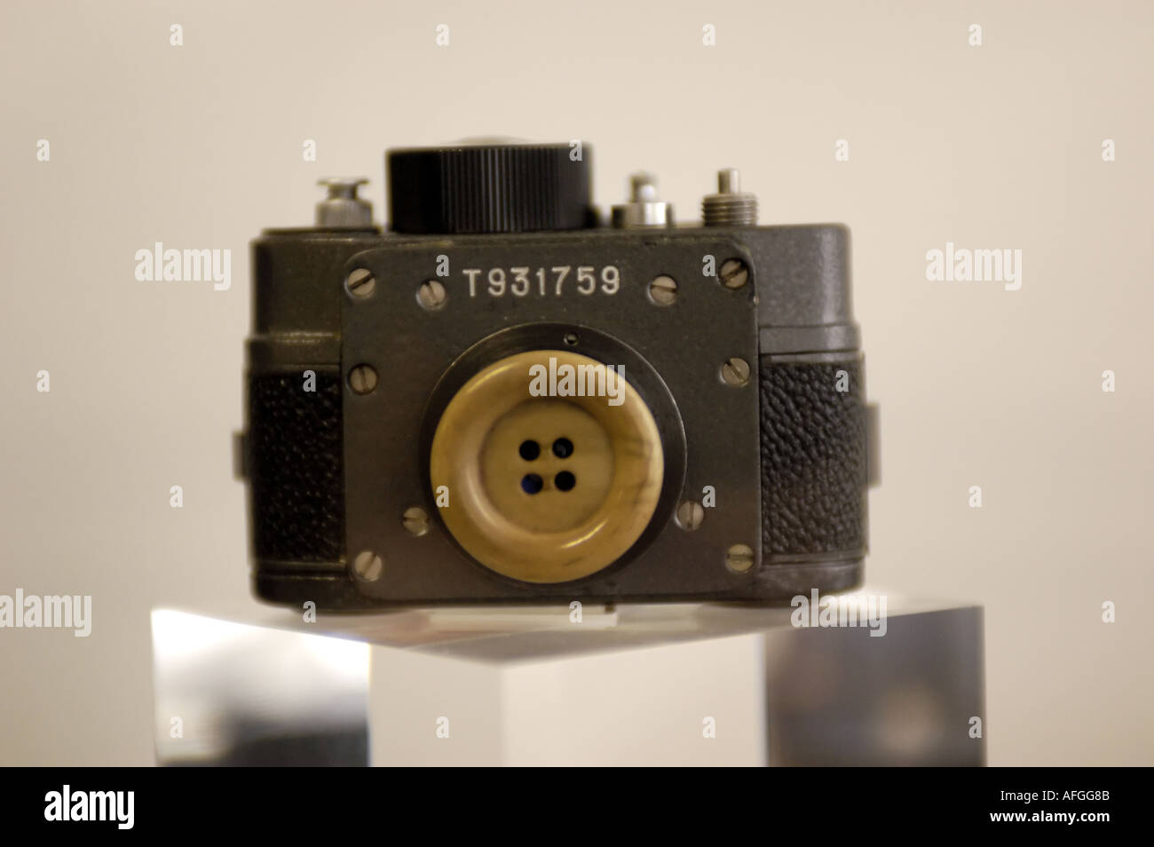 La cámara espía disfrazado como un botón en la policía secreta STASI Museum de Berlín 2005 Foto de stock