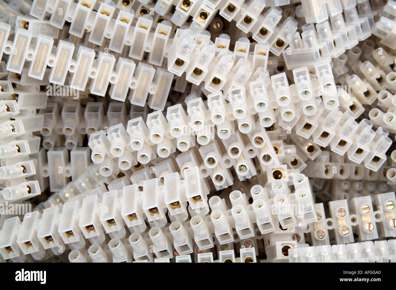 Conectores eléctricos de plástico blanco, abrazaderas de bloques terminales  para cables eléctricos sobre fondo de madera Fotografía de stock - Alamy