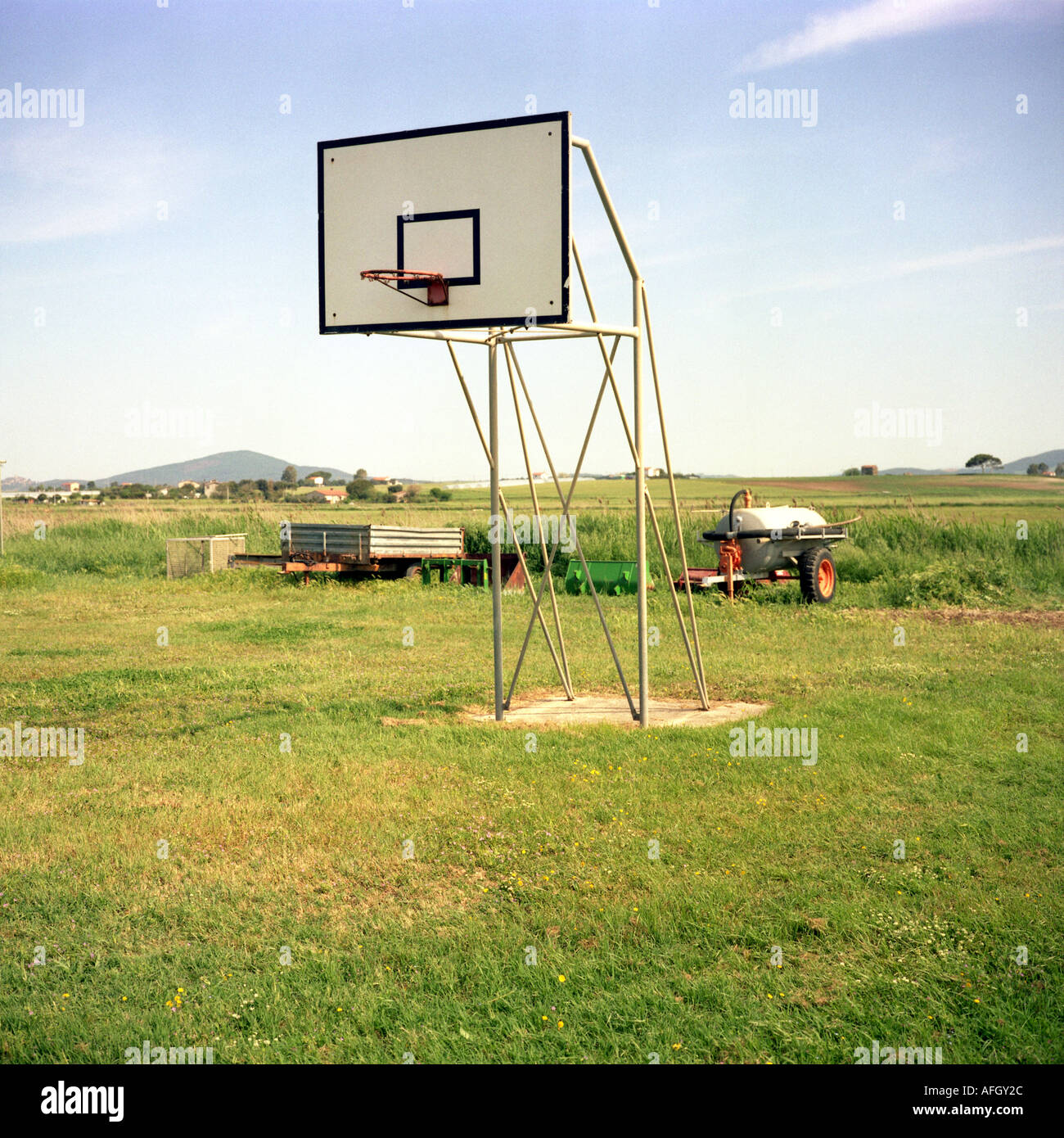 Cancha de baloncesto vacía en un entorno rural en Italia Foto de stock