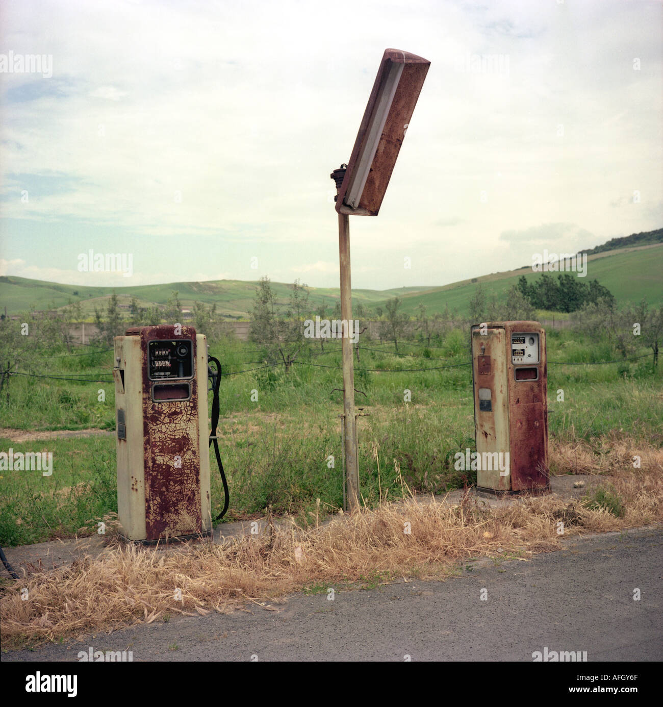 Bomba de gasolina y ruinas de antiguas estaciones de gas en un ámbito rural Foto de stock