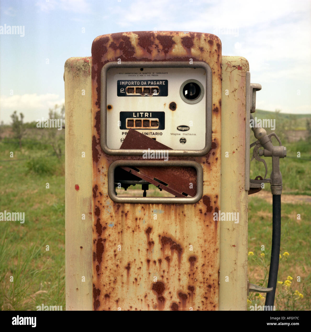 Bomba de gasolina y ruinas de antiguas estaciones de gas en el ámbito rural Foto de stock