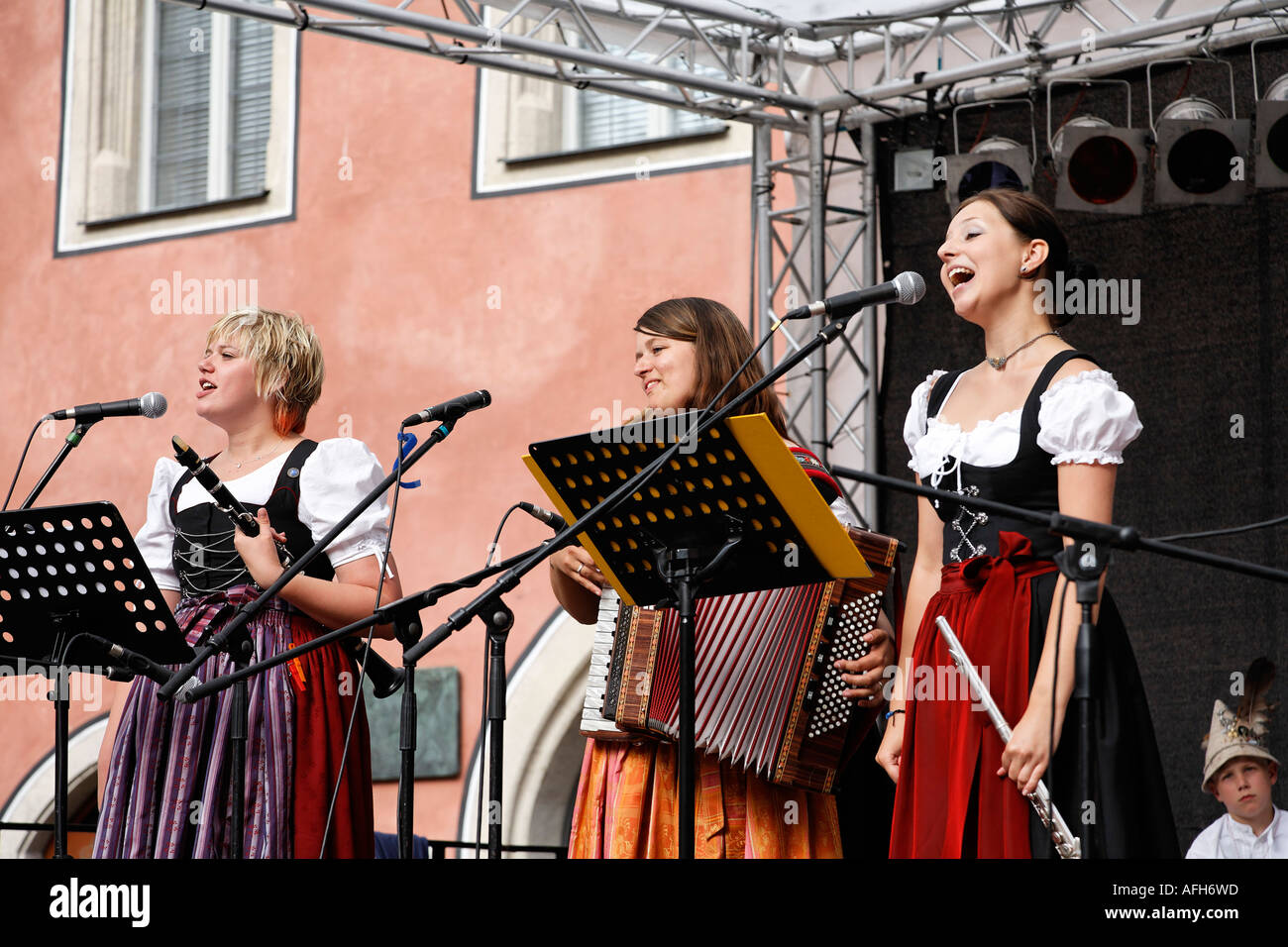 Rendimiento de Regensburg Die Drei Süßen Festival Musica Europa Baviera Alemania Foto de stock