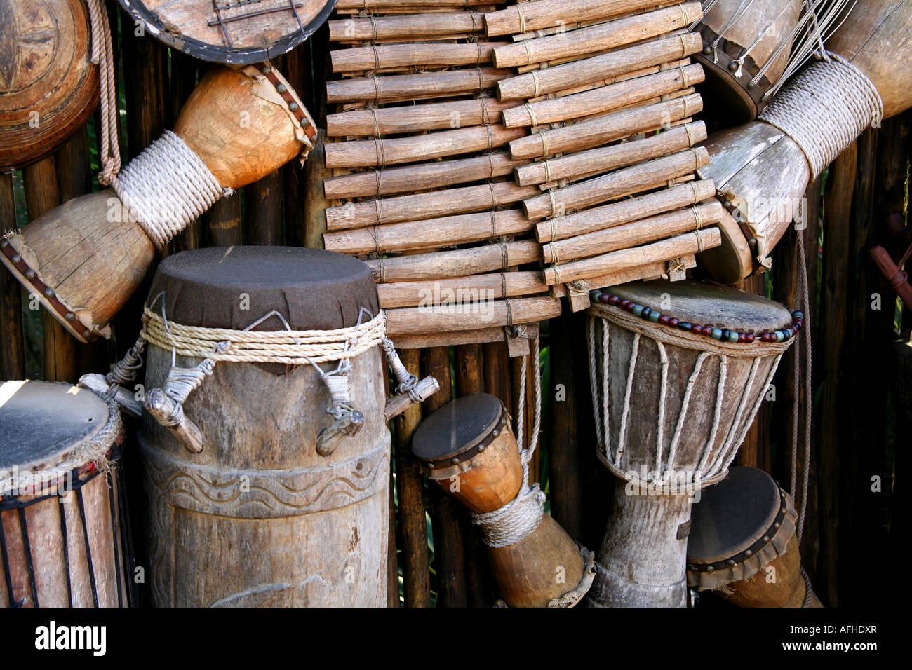 Los tambores africanos e instrumentos musicales hechos de madera y cuero con un ángulo de visión Fotografía stock - Alamy