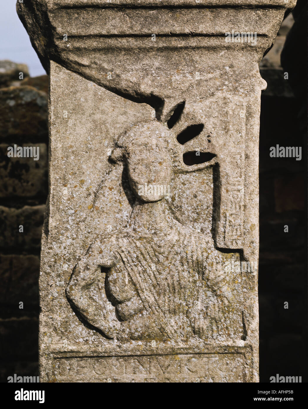 Figura de piedra tallada del Templo de Mitra en Carrawburgh cerca de Adriano de pared Northumberland Foto de stock