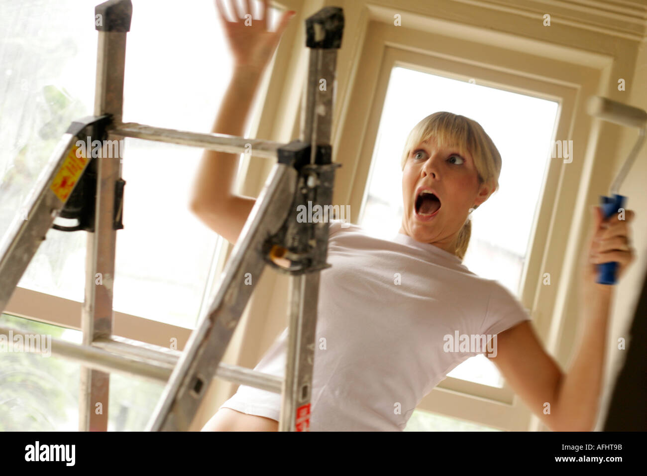 Caída de escalera de mujer fotografías e imágenes de alta resolución