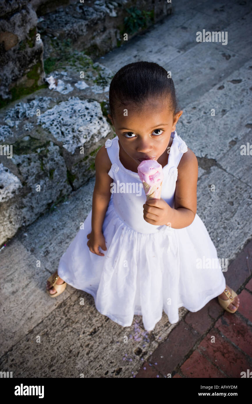 Retrato de una niña comiendo un helado Foto de stock