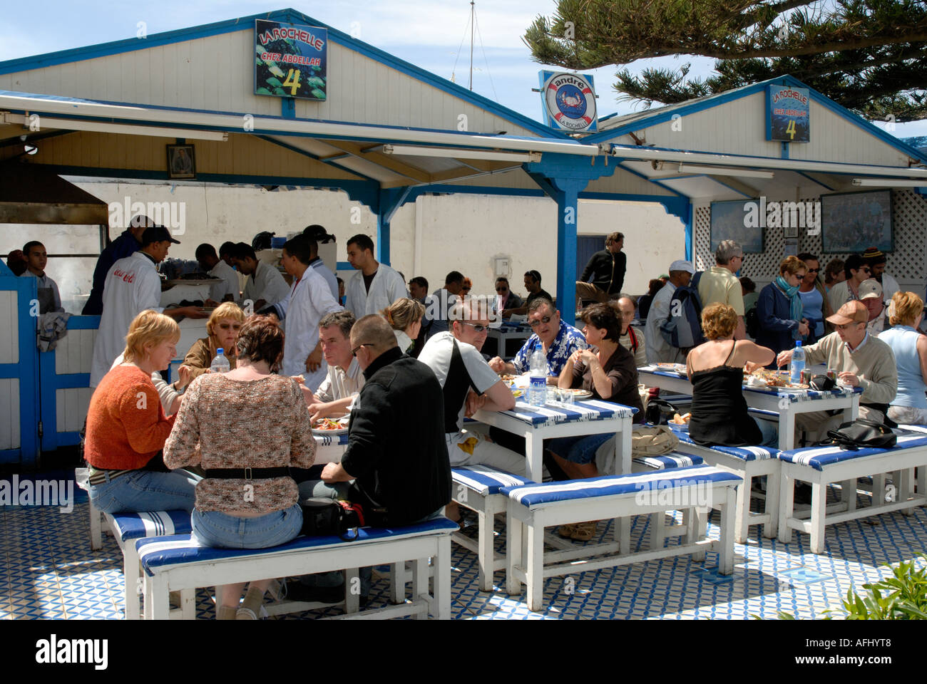 Piscina restaurantes de pescado, pescado a la parrilla harbourside puerto  de Essaouira Costa norte Marruecos Norte de África essouira Fotografía de  stock - Alamy