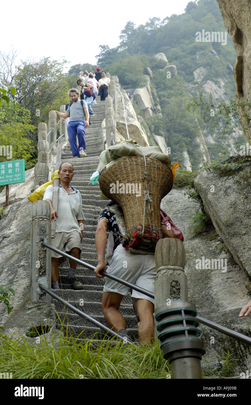 Pasos del Hua Shan, la montaña sagrada de Shaani, China Foto de stock