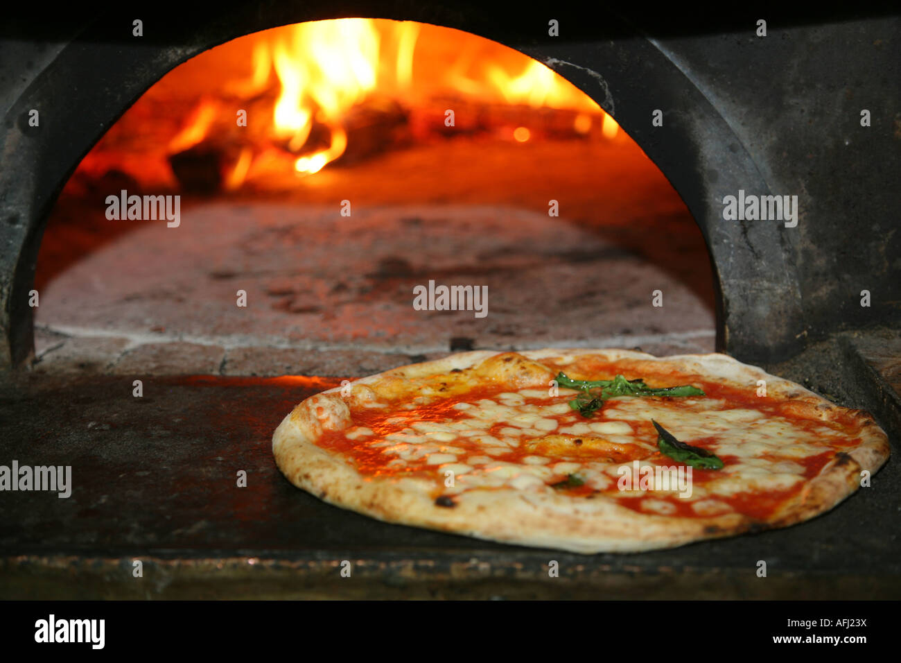 Pizza cocinada justo de un horno de fuego real en Nápoles, Italia  Fotografía de stock - Alamy