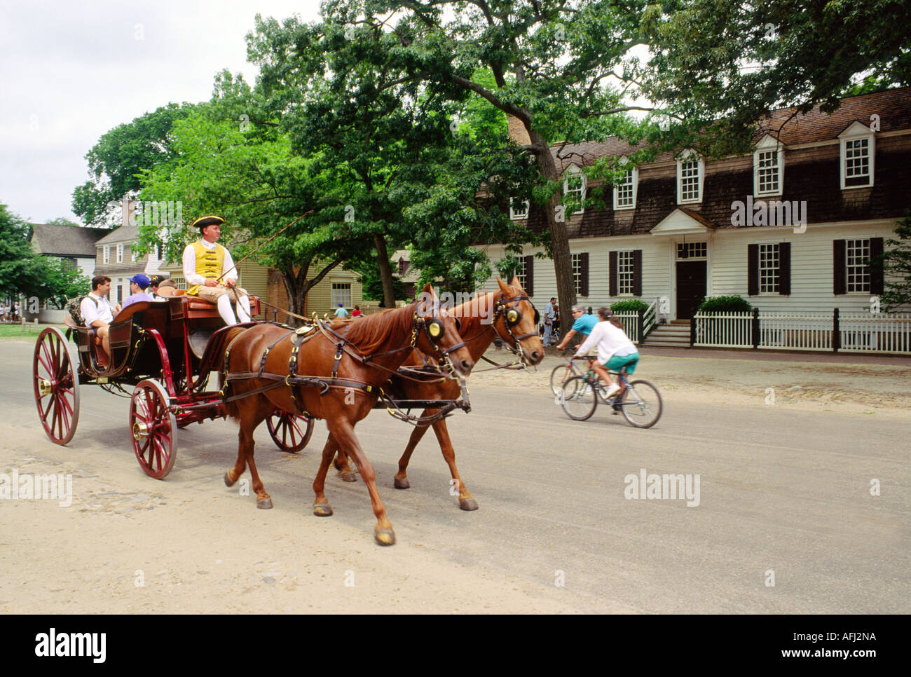 Colonial Williamsburg, Virginia, EE.UU. Viviendo la historia re-promulgación de caballos turísticos en Duque de Gloucester Street Foto de stock