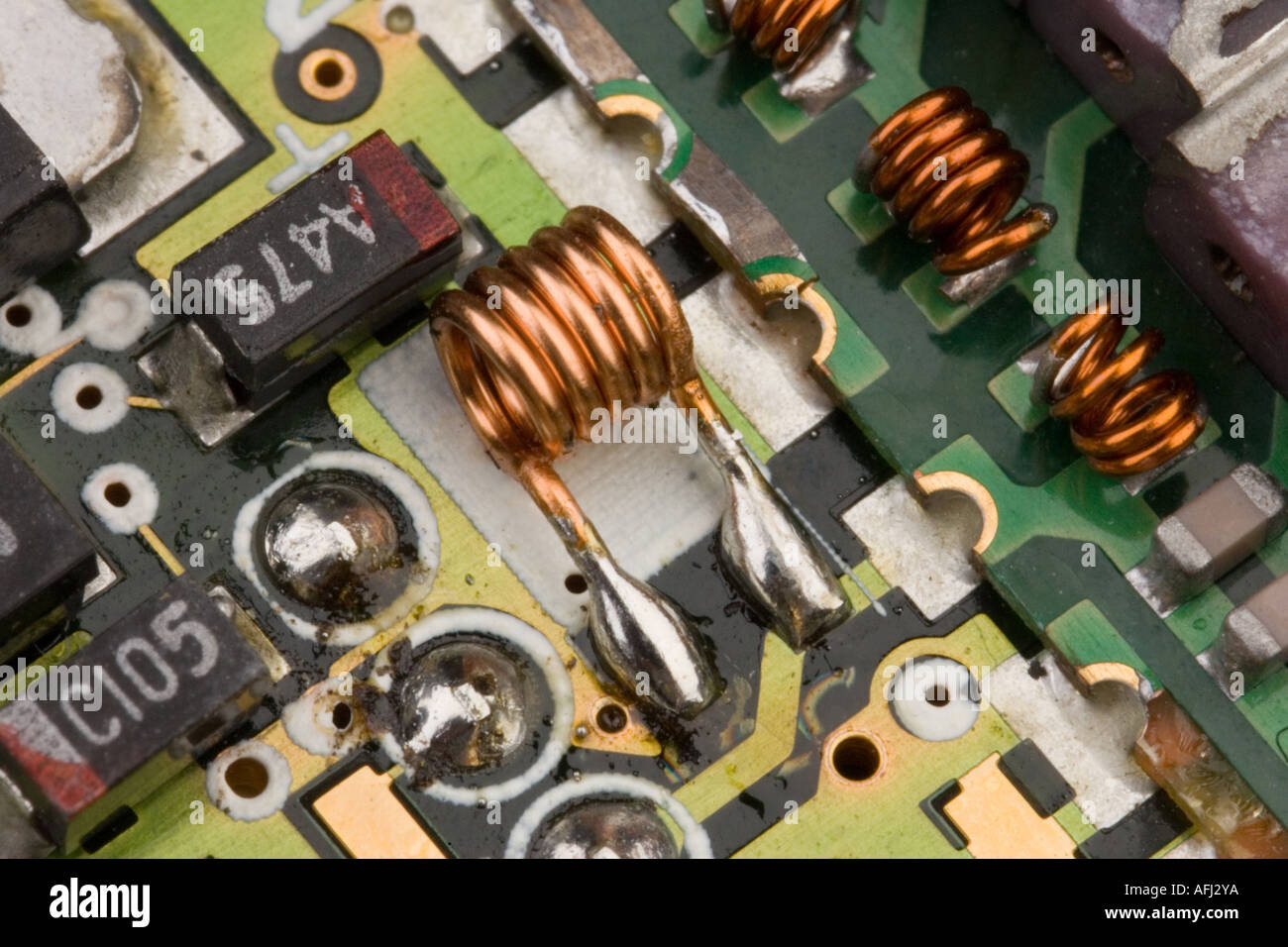 Bobinas de RF en una placa de circuito de un teléfono móvil Foto de stock