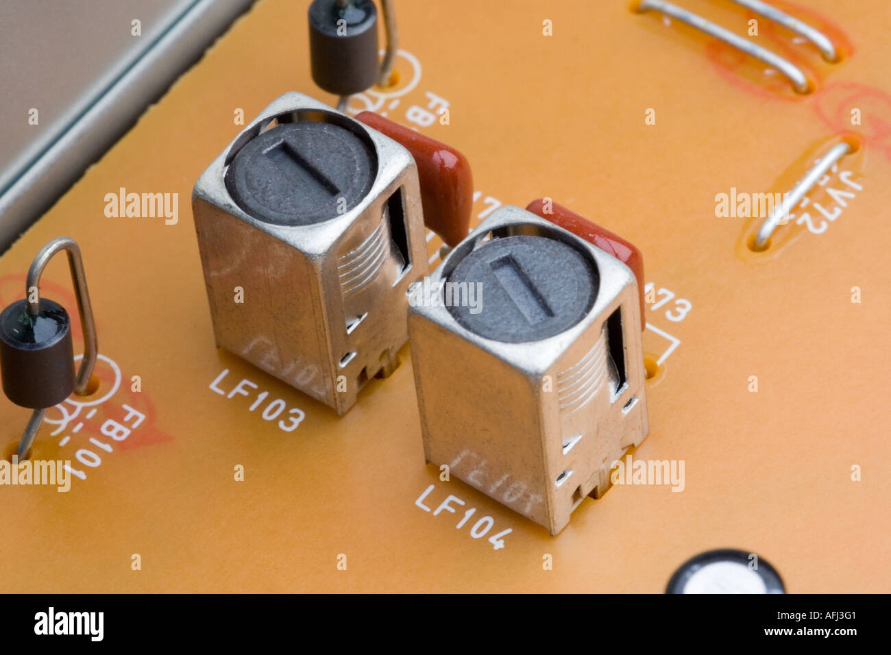 Bobinas de RF en una placa de circuito receptor de radio FM frecuencia intermedia ( SI ) stage Foto de stock