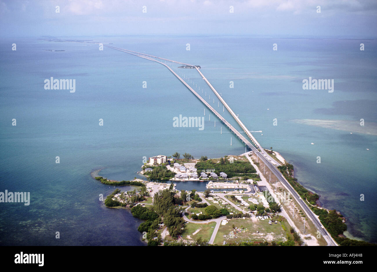 Los Cayos de Florida, Estados Unidos. Vista aérea de la autopista 1 y Seven Mile Bridge y casa de vacaciones apartamentos condominios cerca del maratón Foto de stock